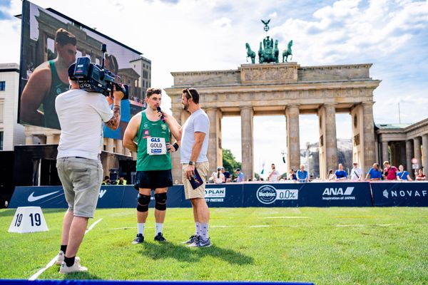 Florian Michael Weber beim Kugelstossen waehrend der deutschen Leichtathletik-Meisterschaften auf dem Pariser Platz am 24.06.2022 in Berlin